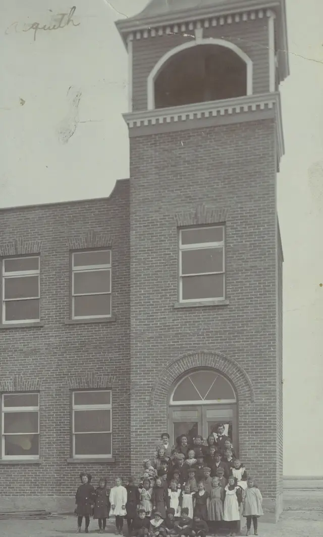 Students posed in front of the Asquith school